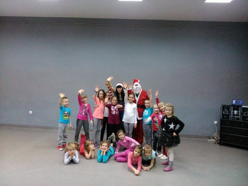 Zdjęcie grupy dzieci z instruktorką tańca