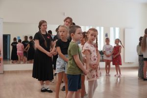 „Nasze tradycje”: Warsztaty tańca ludowego oraz gry i zabawy ludowe [20.08.2025, FOTORELACJA]