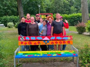 Pierwsza ławka już powstała! [Projekt „Ogród wrażeń z naszych marzeń”]